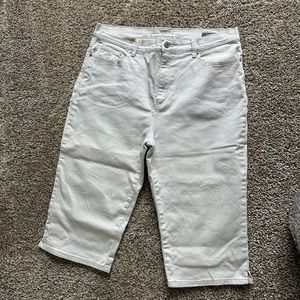 Women’s off‎ white/cream like Capri pants